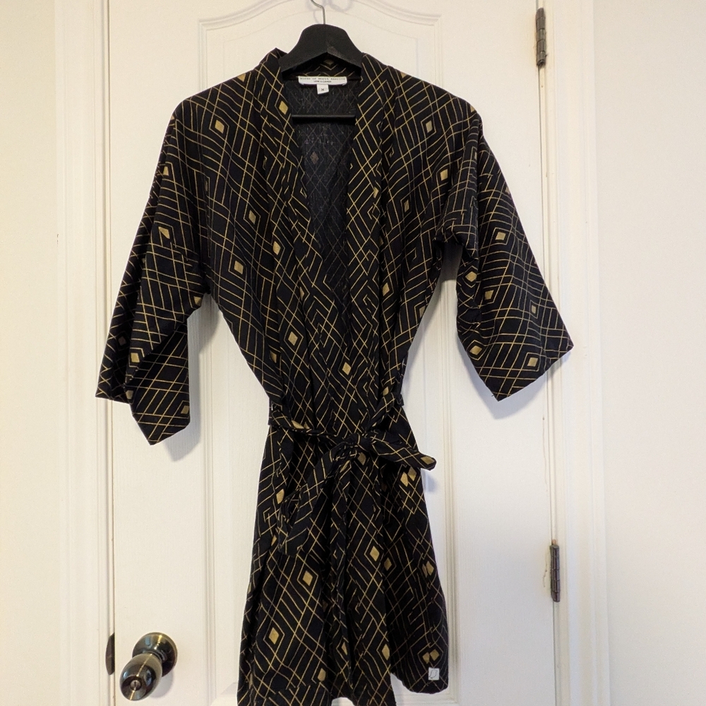 Black and Gold Women's Kimono-style Robe